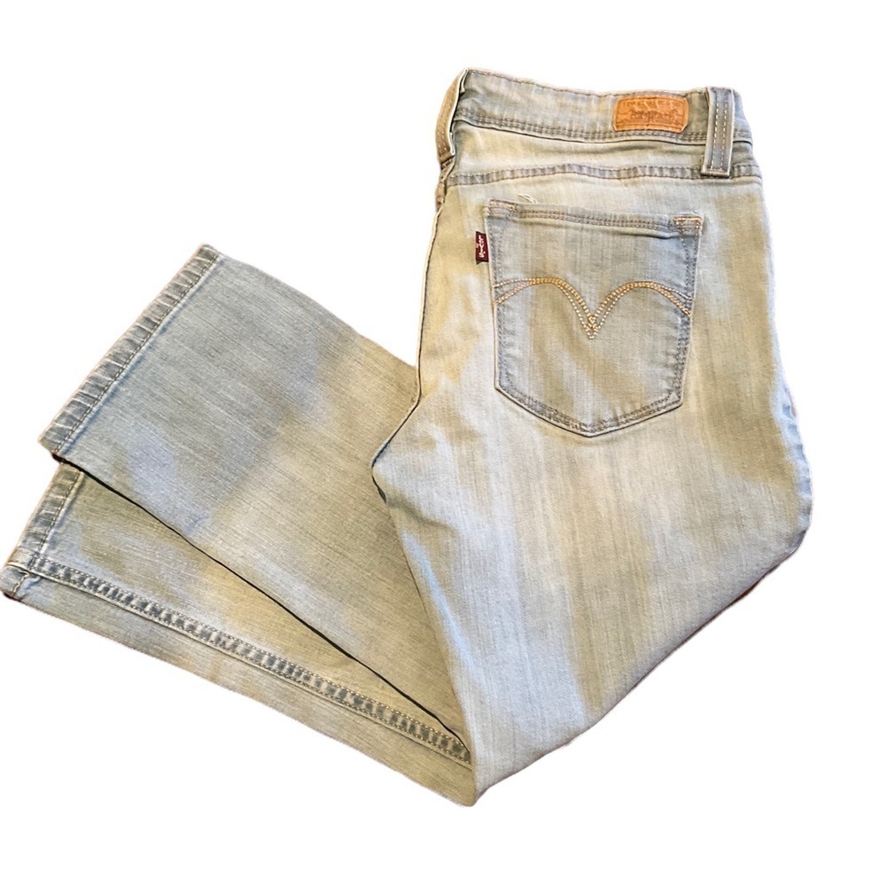 Woman's Levi's Shaping Capri Light Wash Classic Denim Jeans